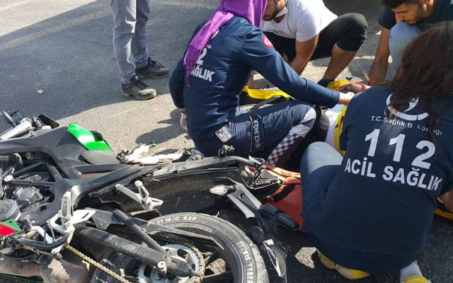 Mardin'de feci kaza! Motosiklet sürücüsü yolcu otobüsünün altına girdi - Resim: 0