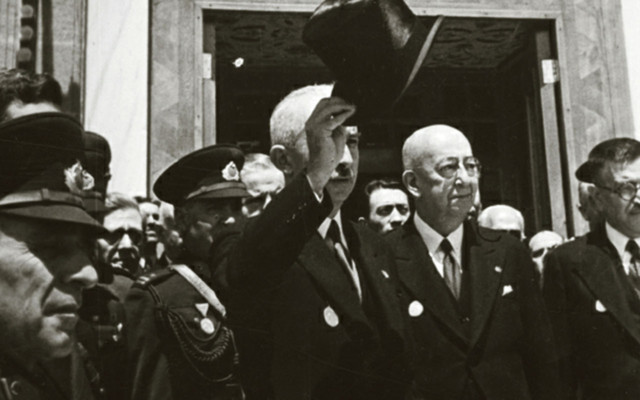 İsmet İnönü'nün kızı Özden Toker: Babamın yatağının üzerinde Türkçe 'Allah'ın dediği olur' yazılıydı - Resim: 0