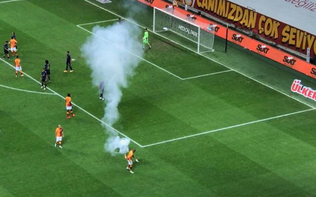 Seyircisiz oynanan Galatasaray Fenerbahçe derbisinde sahaya meşale atıldı - Resim: 0
