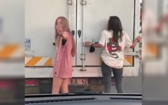 Antalya'da patenli genç kızların tehlikeli oyunu: Size geçelim mi? - Resim: 0