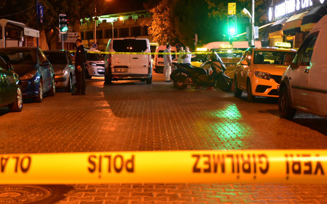 İzmir'de silahlar peş peşe patladı müşteri kavgasında taksi durağı kan gölüne döndü - Resim: 0