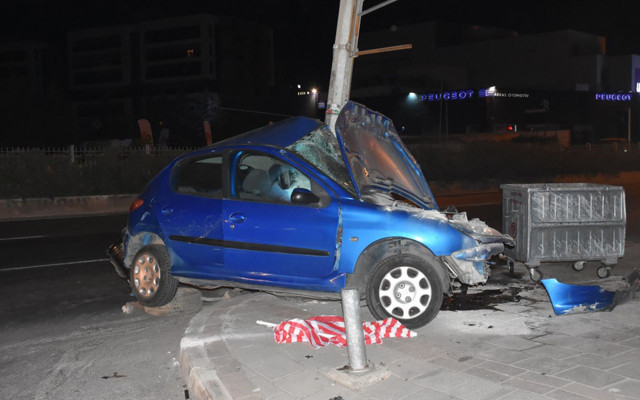 İzmir'de kadın sürücü otomobiliyle aydınlatma direğine çarptı - Resim: 0