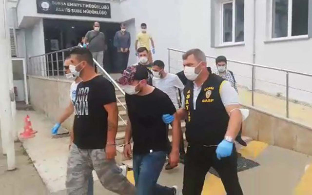 Bursa'da film gibi olay: 20 bin lirasını gasbedip hamamda tövbe ettirdiler - Resim: 0