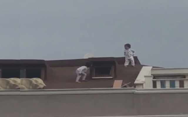 Sultanbeyli'de 2 küçük çocuk çatıya böyle çıktı sonrasında yürekler ağza geldi - Resim: 0
