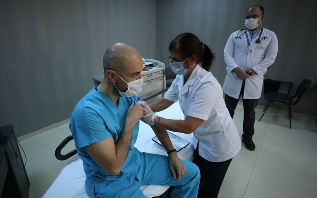 Çin'in geliştirdiği koronavirüs aşısı Bursa'da sağlık çalışanına uygulandı - Resim: 1