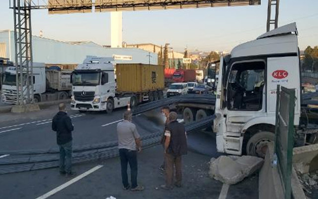 Kocaeli D-100 karayolunda peş peşe iki kaza: Otomobil hurdaya döndü - Resim: 1