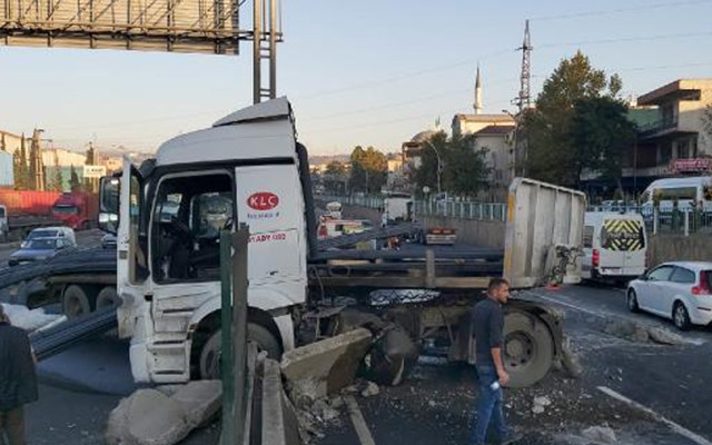 Kocaeli D-100 karayolunda peş peşe iki kaza: Otomobil hurdaya döndü - Resim: 0