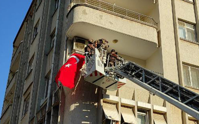 Hatay'da hastaneye gitmek istemeyip eşi ve çocuklarını rehin aldı - Resim: 0