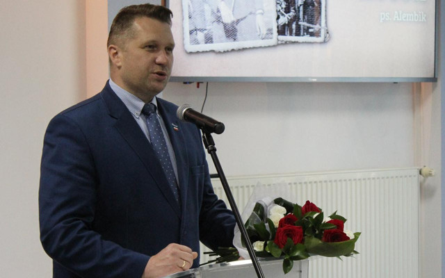 Polonya'nın yeni Milli Eğitim ve Bilim Bakanı korona oldu: Kabine törenine katılamayacak - Resim: 0