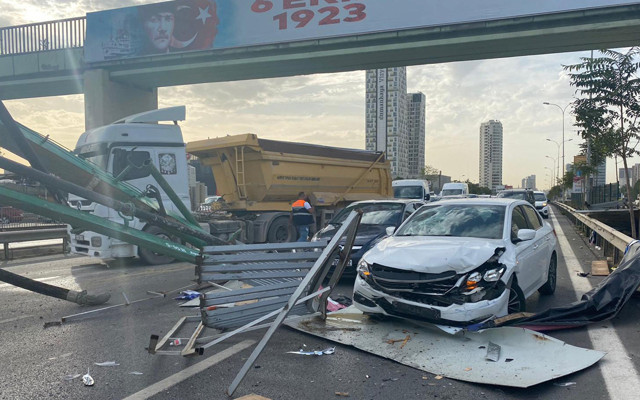 Kartal'da faciaya ramak kala: Vinç üstgeçitteki reklam panosuyla korkulukları devirdi - Resim: 0