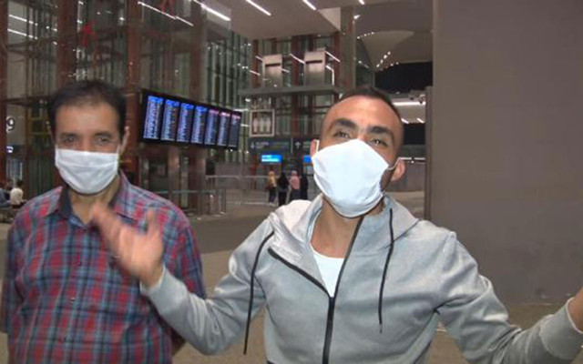 Libya'da alıkonulan iki Türk Türkiye'ye döndü; biri sevinçten yeri öptü - Resim: 0