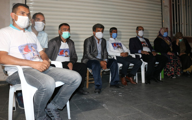 Diyarbakır'da HDP binası önünde evlat nöbeti tutan aileler gece nöbeti kararı aldı - Resim: 1