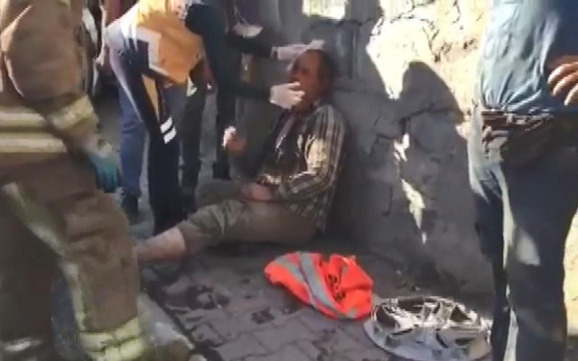 Gaziantep'te yokuş aşağı inen kamyonet kazayı getirdi: 4 yaralı - Resim: 1