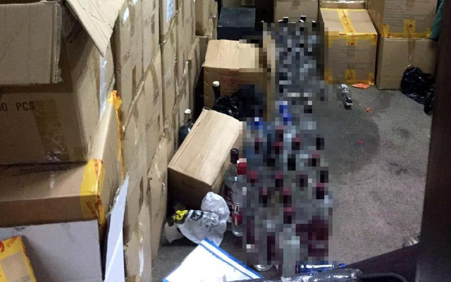 İzmir'de polis ekipleri, hırsızları kovalarken sahte içki imalathanesine rastladı - Resim: 0