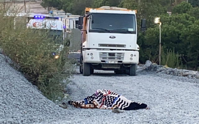 İstanbul'da şantiyede feci ölüm: Hafriyat kamyonunun ezdiği adam can verdi - Resim: 0