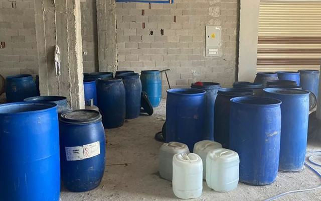 Adana'da 3 bin 220 litre sahte rakı ele geçirildi! En son 8 kişi ölmüştü - Resim: 0