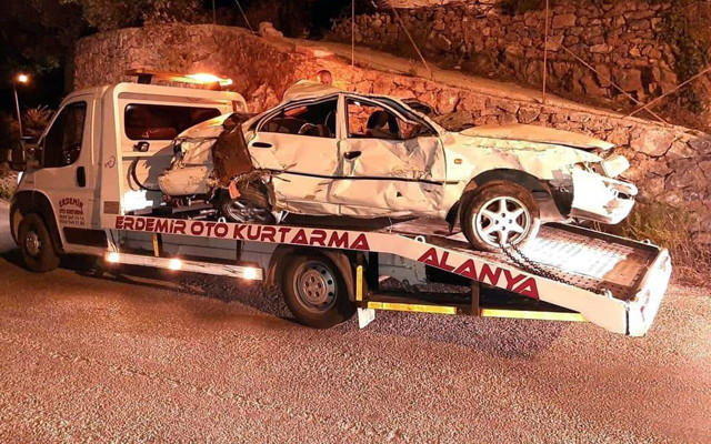 Antalya'da uçuruma yuvarlanıp taklalar atan araçta 1 kişi öldü 1 kişi yaralandı - Resim: 0