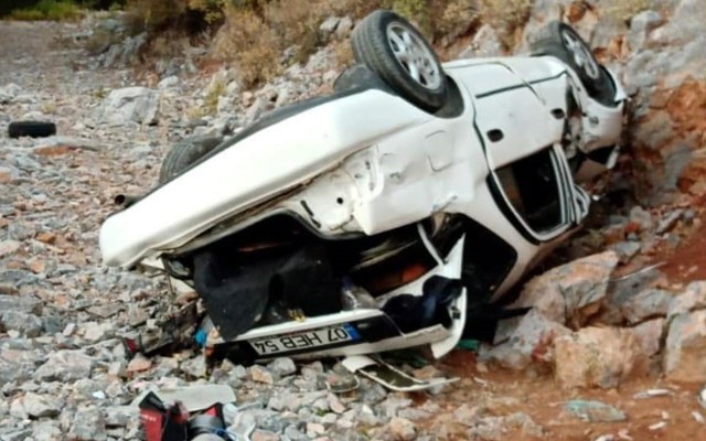Antalya'da uçuruma yuvarlanıp taklalar atan araçta 1 kişi öldü 1 kişi yaralandı - Resim: 1