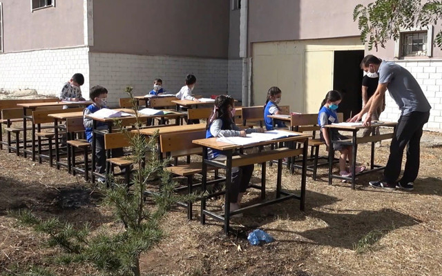 'Hababam Sınıfı' filmi gerçek oldu Kırıkkale'de öğrenciler derslerini bahçede gerçekleştirdi - Resim: 1