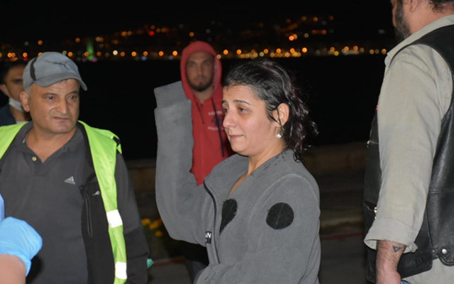 İzmir'de denize düşen kadın kurtarıldıktan sonra bakın ne yaptı - Resim: 0