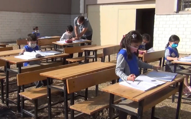 'Hababam Sınıfı' filmi gerçek oldu Kırıkkale'de öğrenciler derslerini bahçede gerçekleştirdi - Resim: 0