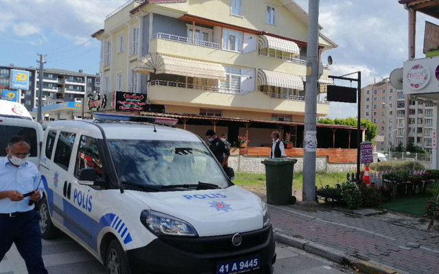 Kocaeli'de polis memuru, dükkanından çıkaramadığı kiracılarını silahıyla darp etti - Resim: 1