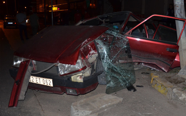 Ordu'da trafoya çarpan araçtaki sürücü dehşeti yaşadı - Resim: 0