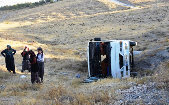 Malatya'da işçi servisi şarampole devrildi: 14 kişi yaralandı - Resim: 1