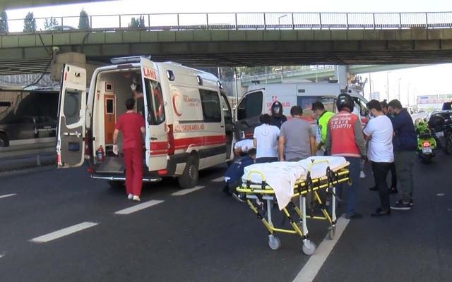 Edirnekapı'da üst geçitten karayoluna atlayarak intihar etti - Resim: 0