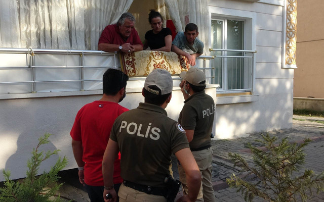 Sivas'ta kedisinin zehirlendiği öğrenince gözyaşlarını tutamadı - Resim: 1