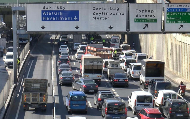 Edirnekapı'da üst geçitten karayoluna atlayarak intihar etti - Resim: 1