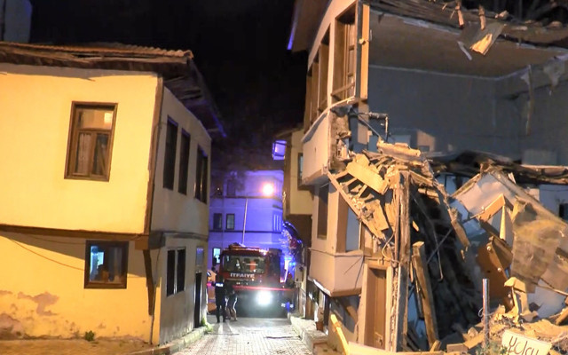 Bursa'da 100 yıllık tarihi bina büyük bir gürültüyle çöktü - Resim: 0