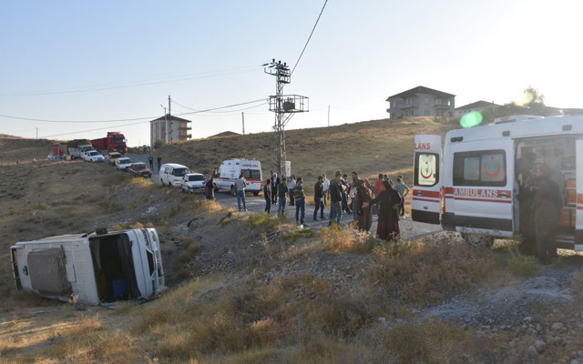 Malatya'da işçi servisi şarampole devrildi: 14 kişi yaralandı - Resim: 0