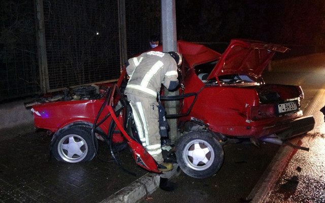 Bursa'da elektrik direğine çarpan araç kullanılamaz hale geldi - Resim: 0