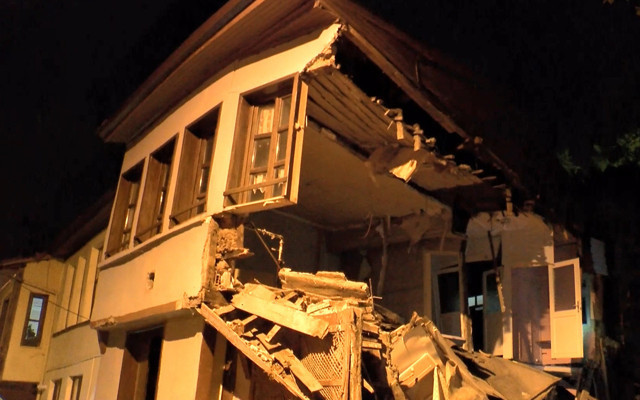 Bursa'da 100 yıllık tarihi bina büyük bir gürültüyle çöktü - Resim: 1