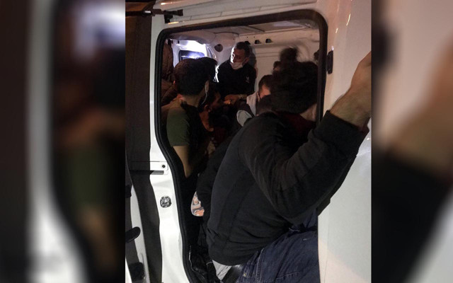 Tekirdağ'da şaşırtan anlar: Otomobilin arkasından 15 kaçak göçmen çıktı - Resim: 0