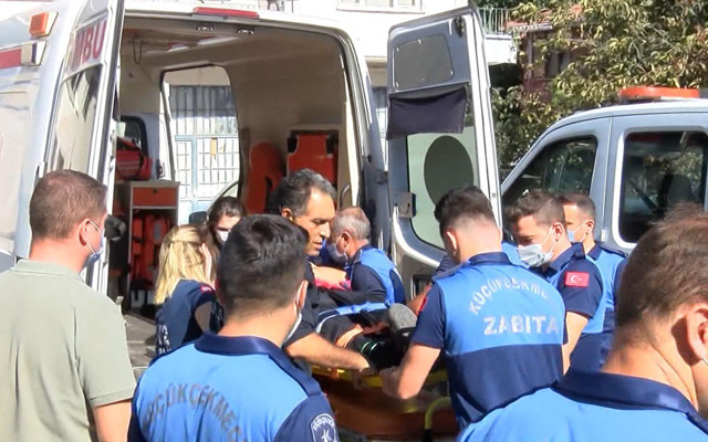 Küçükçekmece'de seyyar satıcı ile zabıta arasında arbede: Çekiçle saldırdılar - Resim: 0