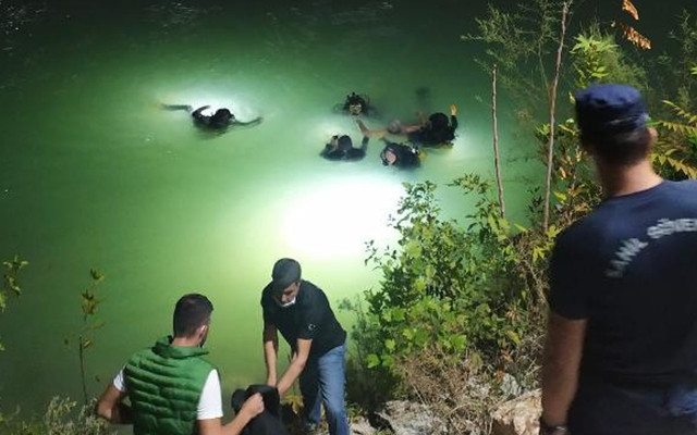 Mersin'de köprü üzerinden nehre atlayan adamın cansız bedenine ulaşıldı - Resim: 1