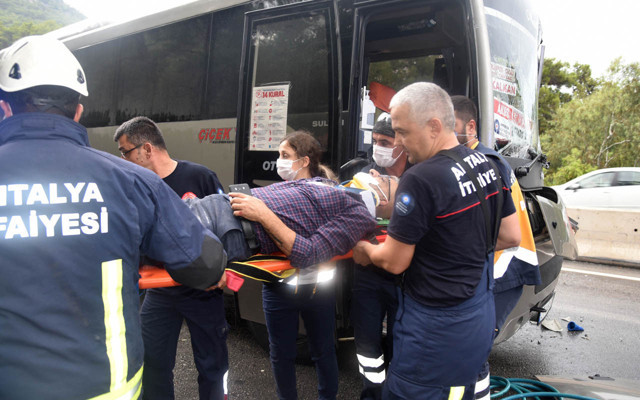 Antalya'da zincirleme trafik kazası: Sürücüden 'sabun gibiydi' tepkisi - Resim: 1