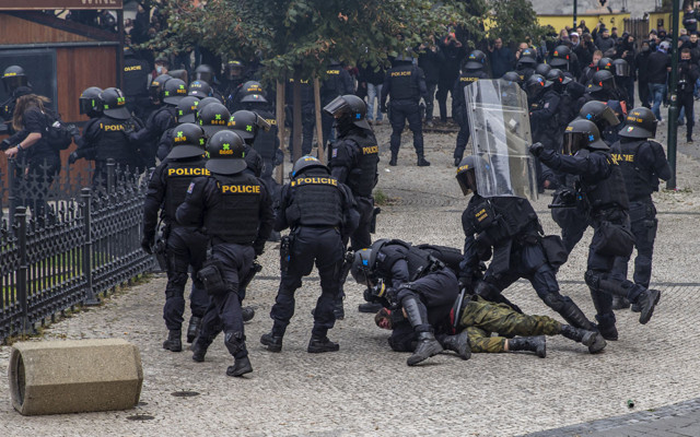 Çekya'da koronavirüs kısıtlamalarına protesto: 16 yaralı 20 gözaltı - Resim: 0