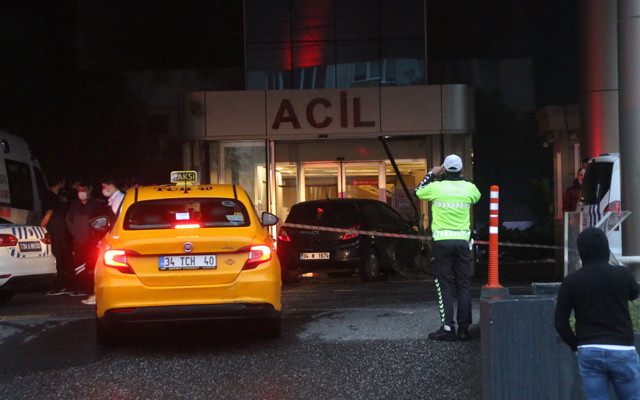 Şişli'de hastane otoparkından çıkan kadın sürücü acil kapısına çarptı - Resim: 1