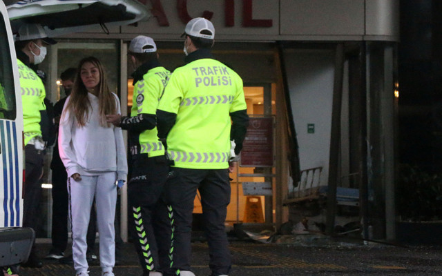 Şişli'de hastane otoparkından çıkan kadın sürücü acil kapısına çarptı - Resim: 0