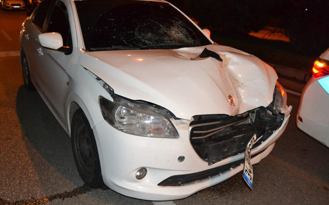 Manisa'da  acı veren ölüm: Otomobil çarpmasıyla ölen gencin maskesi kaputta kaldı - Resim: 0