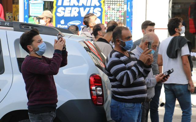 Sivas'ta 'yevmiye' isyanı kalabalığı bir araya topladı sosyal mesafe unutuldu - Resim: 2
