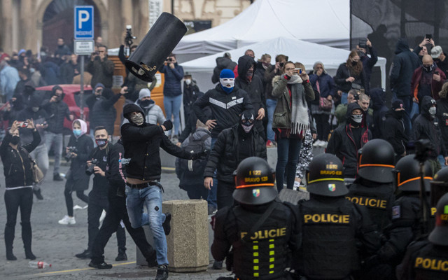Çekya'da koronavirüs kısıtlamalarına protesto: 16 yaralı 20 gözaltı - Resim: 1