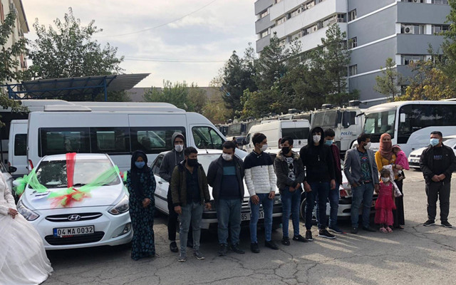 Batman'da düğün konvoyu gibi süslenen 3 araçta 16 göçmen yakalandı - Resim: 0