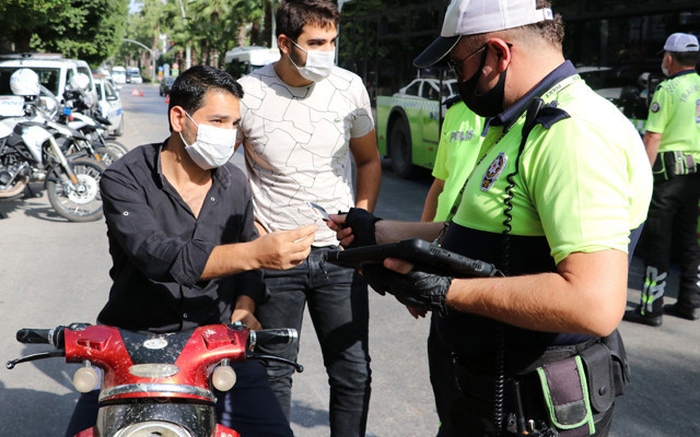 Adana'da taksi şoförü dezenfektan soran polise tıraş losyonu çıkarttı - Resim: 1