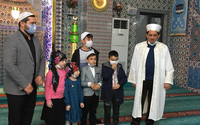 Sakarya'da cami içerisindeki takla görüntüleri çok konuşulan baba oğul ilk kez konuştu - Resim: 0