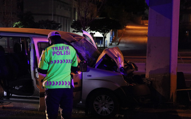 Ankara'da feci kaza: Otomobil yön levhasına çarptı - Resim: 0
