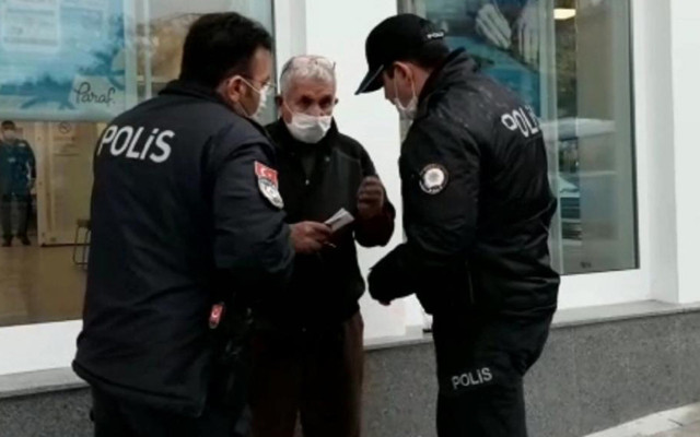 Burdur'da 85 bin lirasını dolandırıcılara göndermek üzere olan adamı polis engelledi - Resim: 0